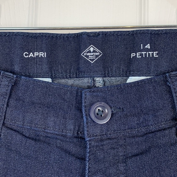 St. John’s Bay denim looking capris shorts size 14P. Pockets in front. - Picture 3 of 5